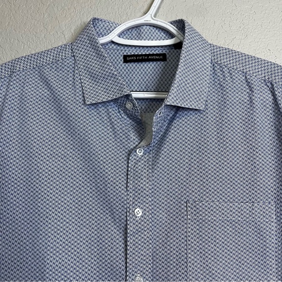 Saks Fifth Avenue Short Sleeve Button Down Men's Blue & White Patterned Shirt XL - Picture 3 of 13